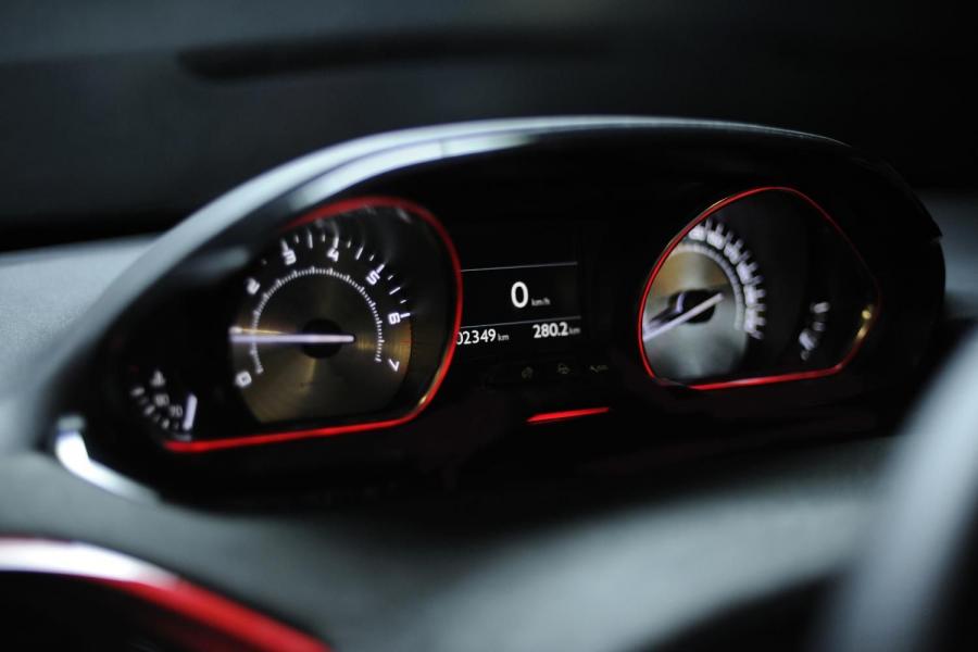  Peugeot 208 GTi Concept 2012 года  (фото 5 из 26)